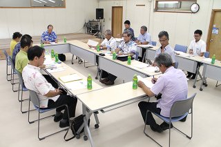 竹富島の準景観地区指定について議論する委員ら＝３日午後、竹富町役場２階大会議室