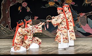 竹富町制施行70周年記念公演で披露された古見の歌舞「矼ゆば節」＝24日夜、国立劇場大劇場