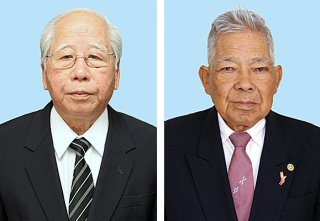 2018年秋の叙勲を受章した新垣能一氏（右）と西島本進氏