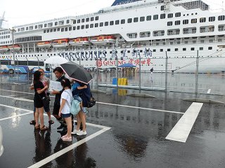 雨天時などに不便を強いている新港地区国際クルーズ船専用バース。市が来年３月末までにエプロンルーフを導入する予定だ＝８月16日午前、南ぬ浜町