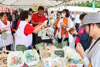 石垣島で初開催のナイスハートバザール。障がい者の手作り製品に人気が集まった＝16日午前、マックスバリュやいま店駐車場
