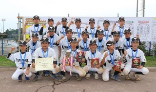 ４年ぶり２回目の優勝を果たした石垣市選抜チーム＝24日午後、うるま市の与那城多目的グラウンド