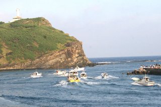 平成最後の夕日を見るイベントが行われる久部良漁港＝2010年7月5日
