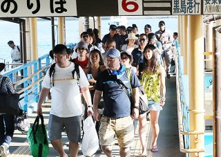 石垣島と各離島を結ぶ離島ターミナルは観光客であふれた＝29日午後、離島ターミナル