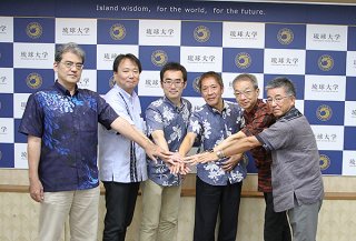 業務協力協定を結んだ琉球大学工学部付属地域創生研究センターの神谷大介准教授（左から２人目）と４社の代表ら＝19日午前、同大学