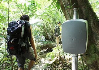 西表島の各フィールド利用者把握のため設置されているカウンター（右）＝６月29日午前、ピナイサーラの滝下歩道