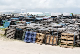 荷物を運ぶ際の土台として使用されるパレット＝４日午後、黒島港