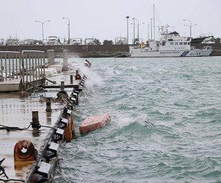 台風13号の接近で大しけとなる海上＝5日午後3時半ごろ、浜崎町