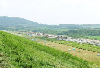 国営石垣島改良事業で整備されている太陽光発電施設（右側）＝14日、底原ダム