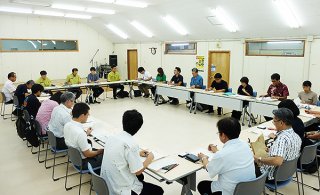 沖縄地域での希少な野生動植物の密猟・密輸対策連絡会の八重山担当者会議に出席する関係機関の担当者ら＝20日午前、竹富町役場２階ホール