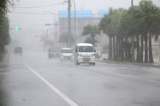 暴風雨が吹き荒れ、見通しが悪くなる石垣市内＝９月30日午後３時すぎ