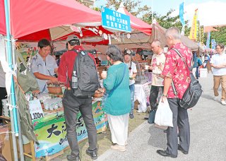 初日からにぎわう沖縄の産業まつり。商工会特産品フェア「ありんくりん市」では、八重山３市町が並んでブースを構え、大勢の来場者の関心を集めた＝25日午後、那覇市の奥武山公園
