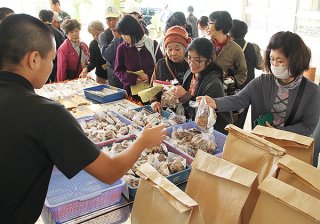 シイタケ栽培キットはことしも大人気。１時間で完売となった＝８日午前、八重山農林高校