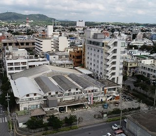 竹富町役場石垣支所は現本庁舎の敷地のみで整備される＝2018年12月10日撮影