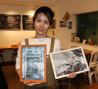 旧空港時代の写真を手にする店主の具志堅陽子さん＝29日午後、空港食堂ゆうなパーラー