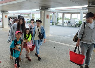Ｕターンする出身者と見送りの家族ら＝５日午後、南ぬ島石垣空港