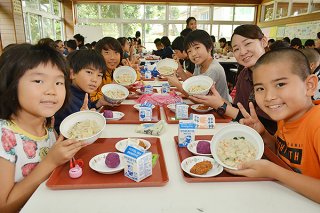 学校給食で七草粥が提供され喜ぶ子どもたち＝７日午後、川平小中学校