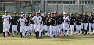 ランニングで石垣島キャンプを始動させる選手ら＝１日午前、市中央運動公園野球場