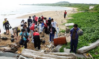 石垣島での３日間にわたる海岸清掃活動を開始したＮＰＯ法人国際ボランティア学生協会のメンバーら＝13日、伊野田海岸