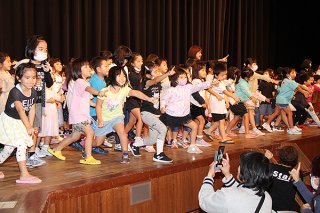「ドキドキドン！一年生」を踊り、体いっぱいに新生活への期待を表す園児ら＝16日午後、石垣市民会館大ホール