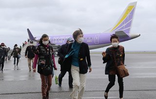 エンブラエル社旅客機で佐賀空港から与那国島に到着した乗客＝５日午後、与那国空港
