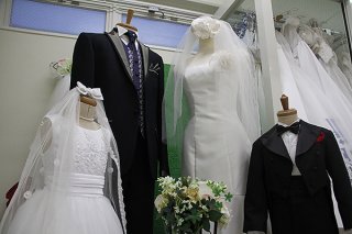 結婚式の延期や中止が相次ぎ、ブライダル業界が死活問題になっている＝３日午後、市内店舗