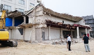 竹富町役場旧本庁舎解体部分は残り20～30％となっている＝１日