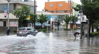 記録的大雨で冠水する新栄大通り＝12日午前７時20分ごろ