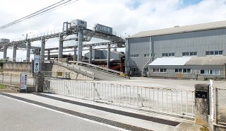 施設の老朽化が深刻になっている石垣島製糖工場。県と関係機関が解決策の具体的な検討を始めた＝６月30日午後、名蔵