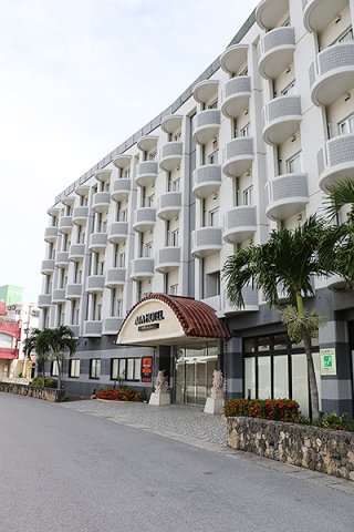 沖縄県が４日から無症状・軽症者の療養施設として開設したアパホテル＝４日午後、市内浜崎町