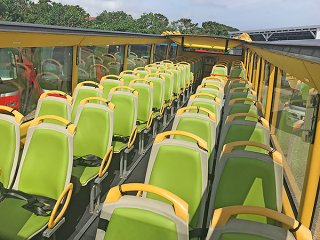 オープントップバスを購入した南ぬ島交通。地元修学旅行用のプラン作成も行っている＝25日午後、新川