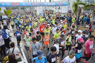３部門合計４０８９人のランナーが参加した第18回石垣島マラソン＝１月26日、石垣市中央運動公園
