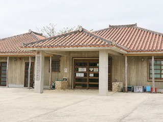 竹富町は竹富診療所の敷地内に、新型コロナウイルスの疑い者を診察するため、コンテナ設置を計画（資料写真）