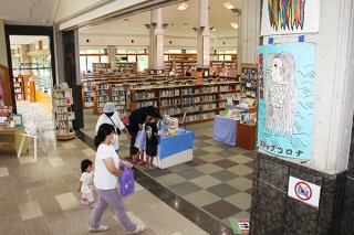 6日に開館30周年を迎える石垣市立図書館。当初予算の図書購入費が減り続けている＝3日午前、同館