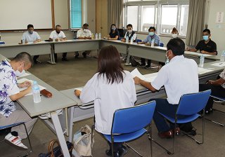 高校生の就職状況について意見を交わす参加者ら＝６日午後、大濱信泉記念館