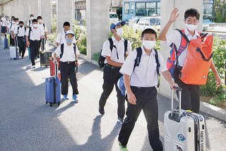 1カ月遅れの八重山郡内就学旅行シーズンが始まり、沖縄本島の3中学校が石垣島入りした＝12日午後、南ぬ島石垣空港