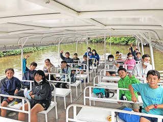 修学旅行として西表島仲間川を訪ね、クルージングを楽しむ白保小学校の６年生ら＝22日（同校提供）