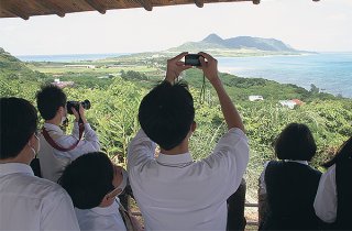 玉取崎展望台で眺望を満喫する修学旅行生たち＝27日午後、同所