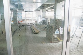 リニューアル工事が進んでいる石垣市公設市場一階。店舗約18ブースとイートインスペースを設ける予定だ＝18日午後