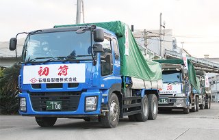 今期操業で製造された粗糖をトラック8台で石垣港に運んだ＝13日午前、石垣島製糖