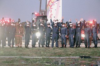 八重山病院へ向かって手を振る市消防本部職員ら＝25日夕、石垣市消防本部