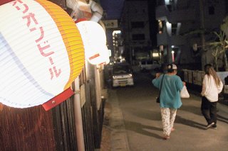県は居酒屋などに時短営業を求めているが、時短解除する店舗が出始めている＝8日夜、美崎町