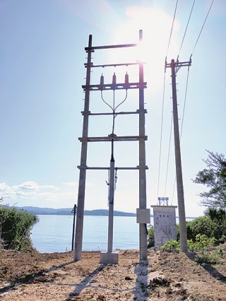 インターネット用光ケーブルの関連施設。来月からサービスが提供される＝2月7日、鳩間島