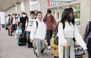 修学旅行で大阪から来島した常翔学園高校の生徒ら＝10日午前、南ぬ島石垣空港