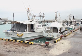 台風2号の影響で本マグロ漁と離島航路などに影響が出ている＝21日午前、石垣漁港