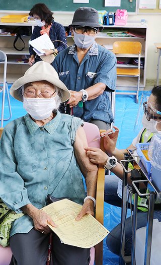 竹富町民向けの一斉接種が竹富島を皮切りに始まった＝8日午前、竹富小中学校教室