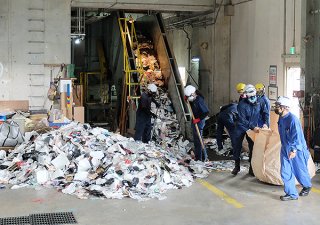 搬入された廃プラスチック類。破砕機に送られる＝13日午前、石垣市クリーンセンター