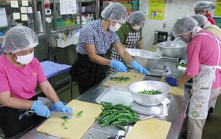 販売を前に手分けして野菜をカットする女性部の役員＝5月28日午前、ＪＡおきなわ八重山支店