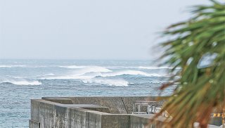 台風6号の接近で大しけとなる海上＝22日午前、八島町から撮影