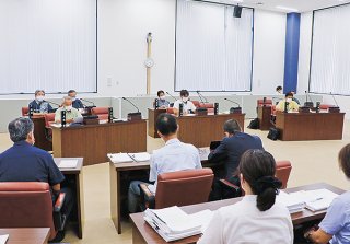 竹富町議会議員3氏に対する議員辞職勧告決議が可決された＝17日午後、竹富町議会議場